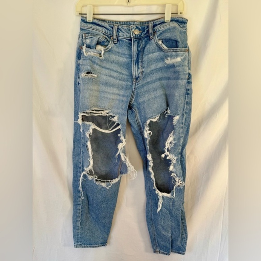 American Eagle Mom Jeans Light Wash Destroyed Size 6 SHORT